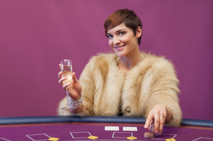 Dealer answering player question via live chat on mahjong33 login table